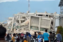 Những căn nhà bị phá hủy trong động đất, sóng thần ở Palu, đảo Sulawesi, Indonesia ngày 29/9/2018. (Ảnh: AFP/TTXVN)