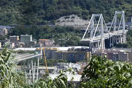 Hiện trường vụ sập cầu cạn ở Genoa, Italy ngày 15/8. (Ảnh: THX/TTXVN)