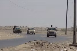 Các lực lượng ủng hộ Chính phủ Yemen làm nhiệm vụ tại khu vực Hodeidah ngày 13/11/2018. (Ảnh: THX/TTXVN)