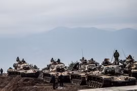 Xe quân sự Thổ Nhĩ Kỳ được triển khai tại Hassa, tỉnh Hatay, chuẩn bị tiến vào Syria ngày 21/1. (Nguồn: AFP/TTXVN)