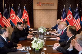 Tổng thống Mỹ Donald Trump (thứ 3, phải) và nhà lãnh đạo Triều Tiên Kim Jong-un (thứ 2, trái) tại cuộc hội đàm ở Sentosa, Singapore ngày 12/6. (Nguồn: AFP/TTXVN)