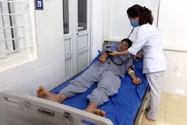 Các bác sỹ theo dõi tình trạng sức khỏe của bệnh nhân ngộ độc nấm ở Sơn La. Ảnh minh họa. (Nguồn: Diệp Anh/TTXVN)