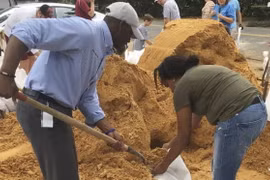 Người dân Tallahassee, bang Florida (Mỹ) chuẩn bị ứng phó bão Michael. (Nguồn: AP)