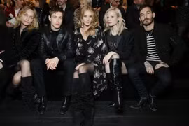 Phong cách siêu chất của dàn sao trên hàng ghế đầu show Saint Laurent