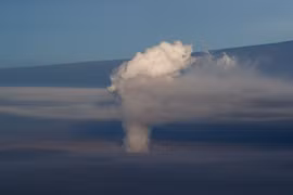 Cột tro bụi được phun ra từ miệng núi lửa Kilauea trên Đảo Lớn ở Hawaii ngày 16/5. (Nguồn: EPA/TTXVN)