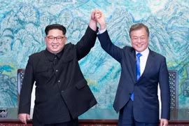 Tổng thống Hàn Quốc Moon Jae-in và nhà lãnh đạo Triều Tiên Kim Jong-un. (Nguồn: TTXVN phát)