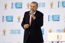Tổng thống Thổ Nhĩ Kỳ Tayyip Erdogan phát biểu tại Đại hội toàn quốc của đảng Công lý và Phát triển (AKP) ở Ankara ngày 18/8. (Ảnh: AFP/TTXVN)