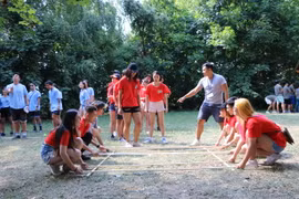 Hoạt động sôi nổi của sinh viên-thanh niên trong ngày đầu diễn ra trại Hè. (Ảnh: Hồng Tâm/Vietnam+)