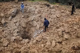 Hiện trường một cuộc không kích do Israel tiến hành nhằm vào Dải Gaza. (Nguồn: THX/TTXVN)