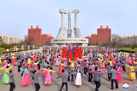 Người dân Triều Tiên múa hát tại một lễ kỷ niệm ở Bình Nhưỡng. (Nguồn: Yonhap/TTXVN)