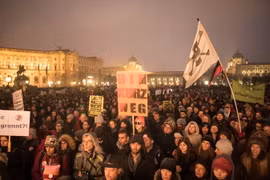 Người dân biểu tình phản đối đảng cánh hữu tại Vienna, Áo ngày 13/1. (Nguồn: AFP/TTXVN)