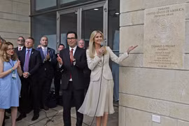 Bộ trưởng Tài chính Mỹ Steve Mnuchin (giữa, trái) và con gái Tổng thống Mỹ, cô Ivanka Trump (phải) chính thức khai trương Đại sứ quán Mỹ tại Jerusalem ngày 14/5. (Nguồn: AFP/TTXVN)