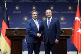 Ngoại trưởng Thổ Nhĩ Kỳ Mevlut Cavusoglu (phải) và người đồng cấp Đức Sigmar Gabriel tại cuộc họp báo ở Ankara ngày 5/6/2017. (Nguồn: AFP/TTXVN)