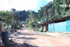 [Video] Hiện tượng nứt gãy nền đất trầm trọng tại Điện Biên