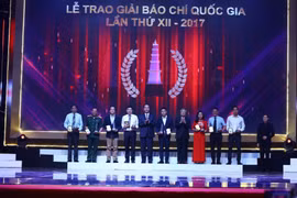 Chủ tịch nước Trần Đại Quang và đồng chí Trần Quốc Vượng, Ủy viên Bộ Chính trị, Thường trực Ban Bí thư trao Giải A cho các tác giả có tác phẩm đoạt giải. (Ảnh: Minh Quyết/TTXVN)