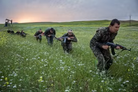 Các tay súng nước ngoài tham gia lực lượng YPG ở miền đông bắc Syria ngày 30/4/2015. (Nguồn: AFP/TTXVN)