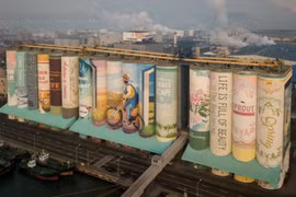 Bức tranh làm bằng container. (Nguồn: scmp.com)