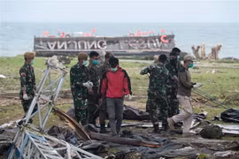 Lực lượng cứu hộ tìm kiếm nạn nhân sau thảm họa sóng thần tại Pandeglang, tỉnh Banten, Indonesia ngày 24/12/2018. (Ảnh: THX/TTXVN)