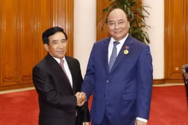 Thủ tướng Nguyễn Xuân Phúc tiếp Phó Chủ tịch nước Lào Phankham Viphavanh. (Ảnh: Thống Nhất/TTXVN)
