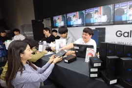 Khách hàng mua điện thoại thông minh Samsung Galaxy S8 và S8 Plus tại Seoul. (Nguồn: AFP/TTXVN)