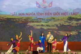 Biểu diễn văn nghệ chào mừng tại chương trình. (Ảnh: Nguyễn Cường/TTXVN)