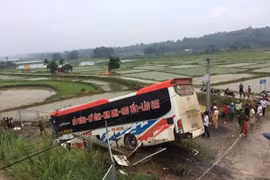 Xe khách mất lái trên cao tốc Hà Nội-Lào Cai, hàng chục thương vong
