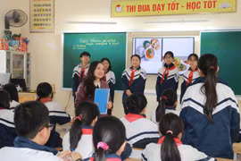 Khi xếp hạng/ bậc theo quy định mới, giáo viên các bậc học sẽ được vượt bậc đáng kể so với trước đó, đồng nghĩa với lương và các chế độ khác cũng nâng lên. (Ảnh: Bích Huệ/TTXVN)