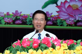 Ông Võ Văn Thưởng, Ủy viên Bộ Chính trị, Thường trực Ban Bí thư chúc Tết cán bộ, chiến sỹ Sư đoàn 9, Quân đoàn 4. (Ảnh: Xuân Khu/TTXVN)