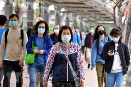 Người dân đeo khẩu trang phòng dịch COVID-19 tại Hong Kong, Trung Quốc. (Ảnh: THX/TTXVN) 