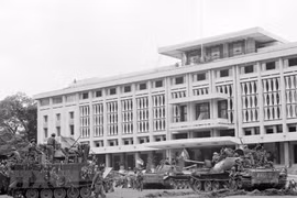 Xe tăng quân Giải phóng chiếm phủ Tổng thống chính quyền Sài Gòn, trưa 30/4/1975. (Ảnh: Mai Hưởng/TTXVN) 