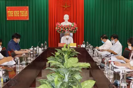 Ông Lê Văn Bình, Chủ tịch Ủy ban Mặt trận Tổ quốc Việt Nam tỉnh Ninh Thuận phát biểu tại cuộc họp. (Ảnh: Nguyễn Thành/TTXVN)