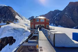 Khách sạn Sheldon Chalet. (Nguồn: odditycentral.com) 