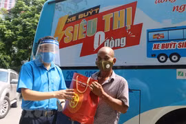 Lãnh đạo tổ chức Công đoàn Thủ đô trao quà hỗ trợ khó khăn cho người lao động quận Hà Đông. (Ảnh: TTXVN phát) 
