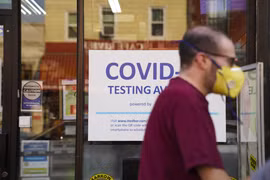 Một điểm xét nghiệm COVID-19 tại New York, Mỹ, ngày 26/7/2021. (Ảnh: THX/TTXVN)