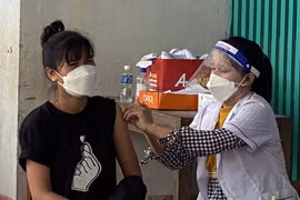 Lực lượng y tế xã Phước Nam, huyện Thuận Nam tiêm vaccine phòng COVID-19 đợt 8 cho các đối tượng ưu tiên. (Ảnh: Công Thử/TTXVN)