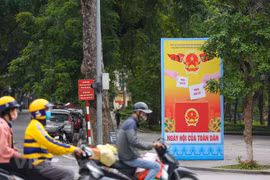 Pano cỡ lớn tuyên truyền, cổ động bầu cử trên khu vực Hồ Hoàn Kiếm. (Ảnh Minh Sơn/Vietnam+) 