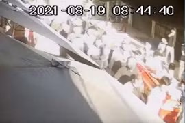 Dòng người đông đúc đi đưa tang. (Ảnh cắt từ clip). 