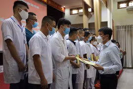 Chủ tịch UBND tỉnh Yên Bái Trần Huy Tuấn trao quà, động viên các thành viên trong đoàn công tác hỗ trợ tỉnh Bà Rịa-Vũng Tàu chống dịch.. (Ảnh: Tiến Khánh/TTXVN)