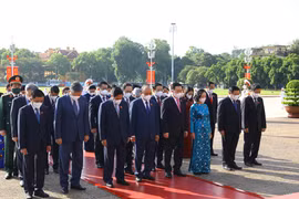 Đoàn đại biểu lãnh đạo Đảng, Nhà nước, Mặt trận Tổ quốc Việt Nam tưởng niệm Chủ tịch Hồ Chí Minh. (Ảnh: Nguyễn Điệp/TTXVN) 