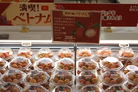Vải thiều Việt Nam được bày bán tại siêu thị AEON Lake Town ở Saitama (Nhật Bản). (Ảnh: Đào Thanh Tùng/TTXVN)
