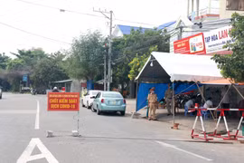 Chốt kiểm soát dịch COVID-19 trên đường Hải Thượng Lãn Ông, nối Quốc lộ 1A vào trung tâm thành phố Phan Thiết. (Ảnh: Nguyễn Thanh/TTXVN)