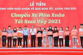Ban tổ chức trao tượng trưng vé cho đại diện của hơn 3.000 sinh viên tham gia chương trình. (Ảnh: Hồng Giang/TTXVN)