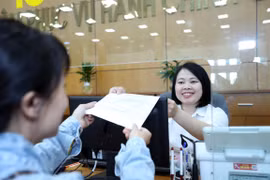 Tiếp nhận và giải quyết hồ sơ của các sở, ban, ngành tại Trung tâm Phục vụ hành chính công tỉnh Bắc Giang. (Ảnh: Danh Lam/TTXVN)