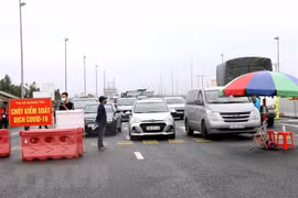 Chốt kiểm soát dịch COVID-19 chân cầu Bạch Đằng phía thị xã Quảng Yên. (Ảnh: Văn Đức/TTXVN) 