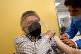 Nhân viên y tế tiêm vaccine phòng COVID-19 cho người dân tại Tehran, Iran, ngày 17/5/2021. (Ảnh: THX/TTXVN) 