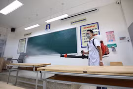 Các điểm thi đều được phun khử khuẩn để phòng, chống dịch. (Ảnh: Thanh Tùng/TTXVN) 