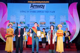 Đại diện Amway Việt Nam nhận Bằng khen và kỷ niệm chương từ bà Trần Việt Nga - Phó Cục trưởng Cục An toàn thực phẩm và ông Trần Đáng - Chủ tịch Hiệp hội TPC. (Nguồn: Vietnam+)