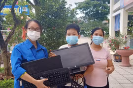 Để khắc phục tình trạng học sinh có hoàn cảnh khó khăn, không có thiết bị để học trực tuyến, nhiều trường học đã cho học sinh mượn bộ máy tính của trường để sử dụng trong thời gian học trực tuyến. (Ảnh: TTXVN phát)