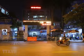 Bệnh viện Phổi Hà Nội cách ly tạm thời (ảnh chụp lúc 22h ngày 25/7/2021). (Ảnh: Hoàng Hiếu/TTXVN)