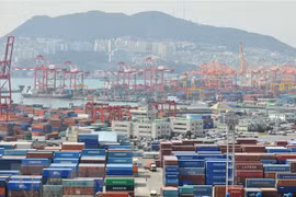 Cảng hàng hóa ở Busan, Hàn Quốc. (Ảnh: AFP/TTXVN)